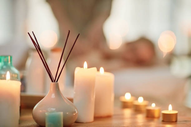 Nos astuces pour utiliser des encens et des bougies pour créer une ambiance calme et apaisante dans une pièce