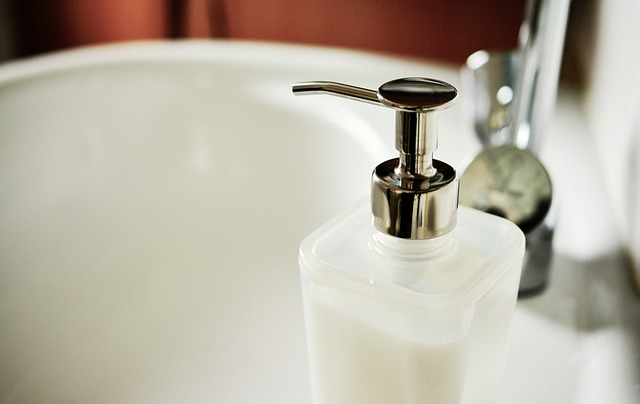 Organisez votre trousse de toilette pour voyager léger et sans stress