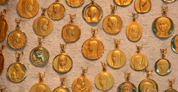 Pourquoi s’offrir une médaille de baptême pour célébrer son sacrement ?